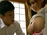 日本學生放學後得到母乳